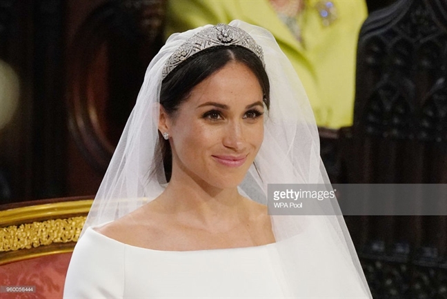 Can canh chiec vay cuoi 6 ty dong cua tan cong nuong Meghan Markle