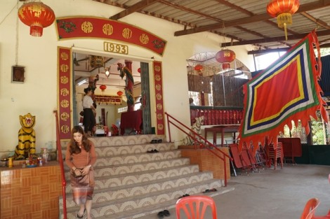 Kỷ niệm ngày sinh Bác Hồ tại đền thờ trăm năm trên đất Lào