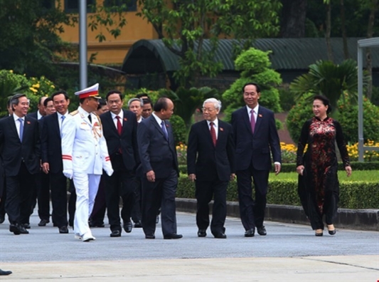 Dai bieu Quoc hoi dat vong hoa va vao Lang vieng Chu tich Ho Chi Minh