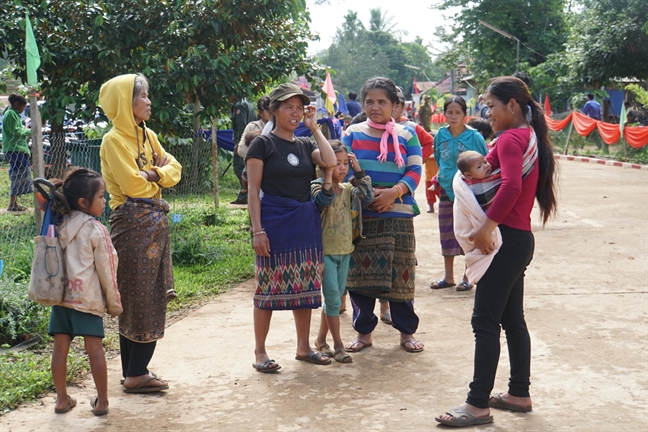 Nhung dua tre Lao duoc sinh ra vi… ‘em muon ngung nhung khong biet cach’