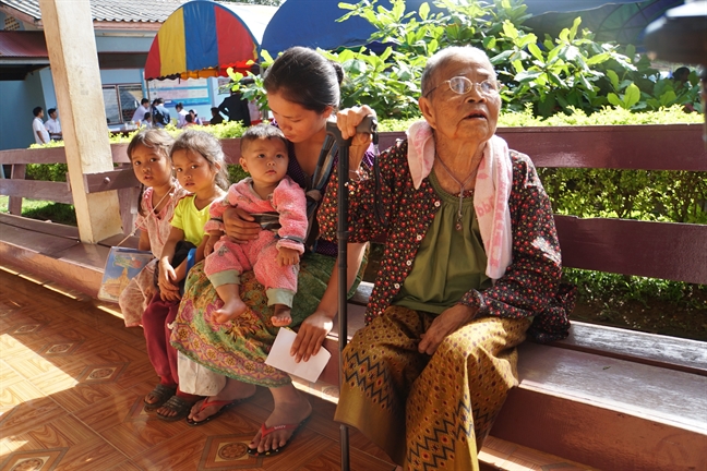 Nhung dua tre Lao duoc sinh ra vi… ‘em muon ngung nhung khong biet cach’