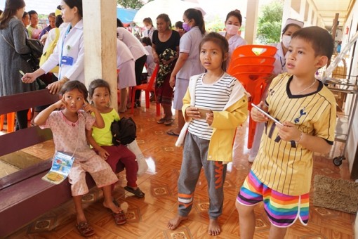 Những đứa trẻ Lào được sinh ra vì… ‘em muốn ngừng nhưng không biết cách’