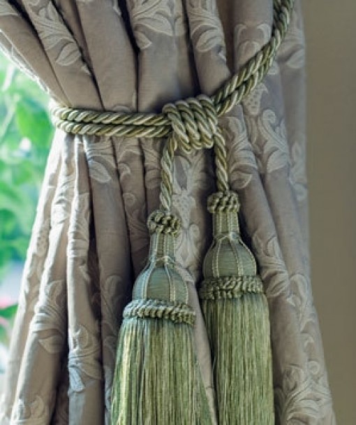 Bé trai 5 tuổi chơi trò thắt cổ dẫn đến hôn mê