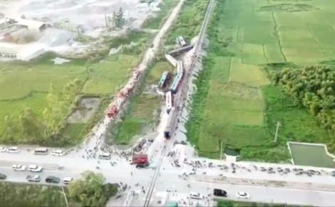 Hiện trường kinh hoàng vụ tàu hỏa lật sau khi tông xe 'hổ vồ' ở Thanh Hóa