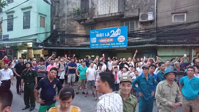 Chay lon chung cu o Ha Noi, hang tram nguoi hoang loan thao chay