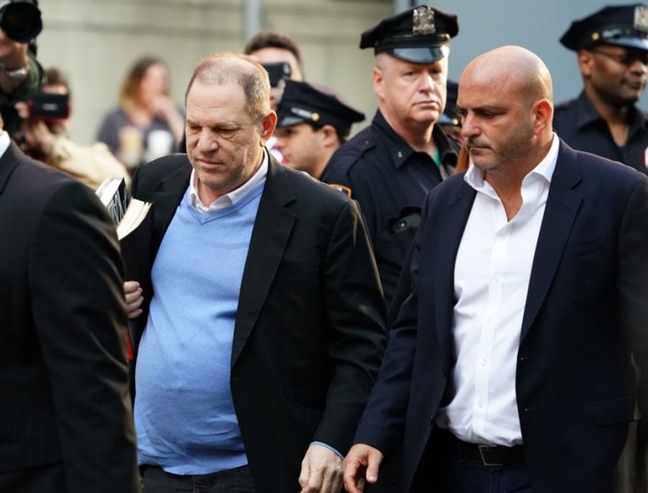 'Ong trum' Harvey Weinstein chinh thuc bi bat giam