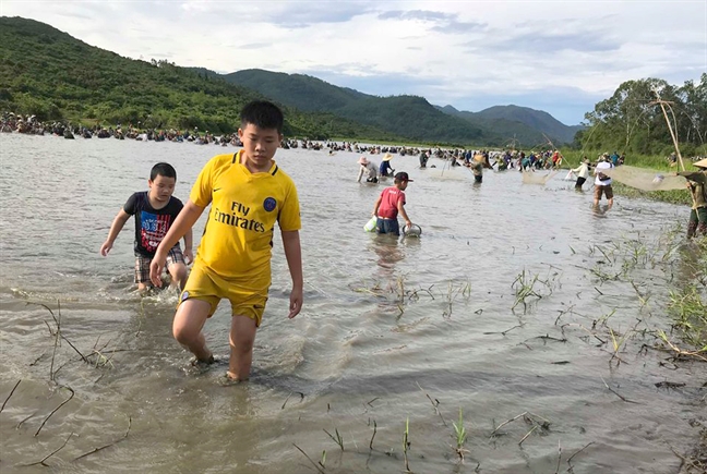 Hang ngan nguoi 'i oi goi nhau' di nom ca cau may