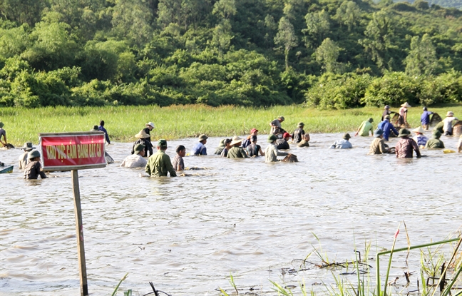 Hang ngan nguoi 'i oi goi nhau' di nom ca cau may