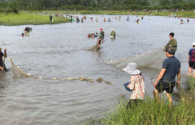 Hang ngan nguoi 'i oi goi nhau' di nom ca cau may