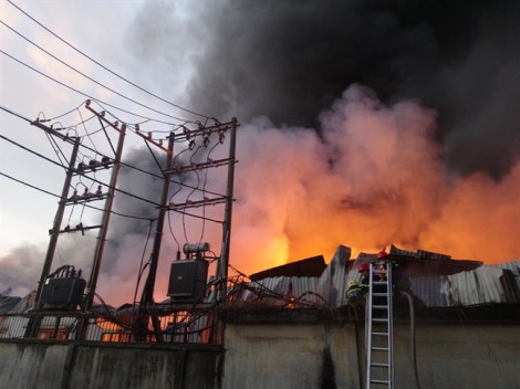 Cháy dữ dội ở hai công ty tại cụm công nghiệp Quang Trung