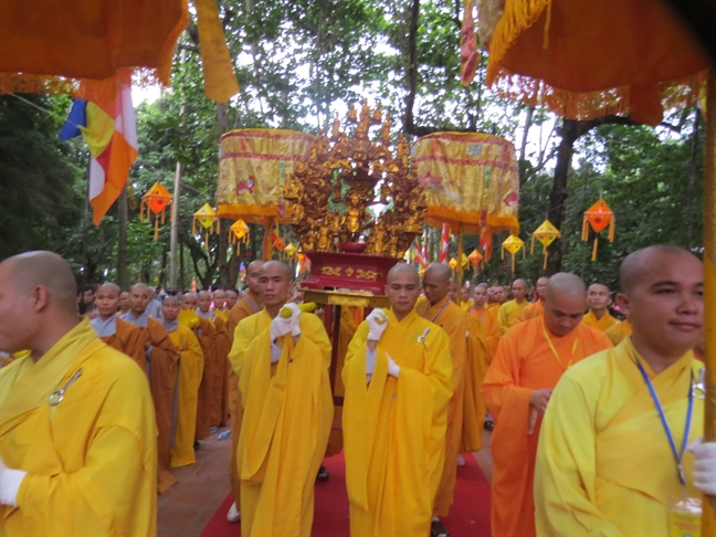 Hang van nguoi dan xu Hue man nhan voi nghi le ruoc Phat