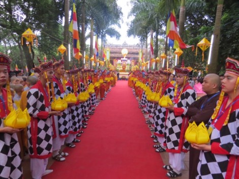 Hàng vạn người dân xứ Huế mãn nhãn với nghi lễ rước Phật
