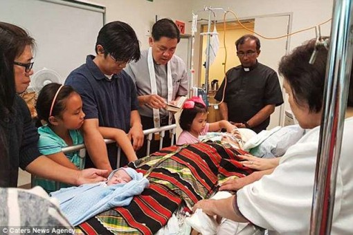 Xót lòng cảnh người chồng lay thi thể vợ tỉnh dậy sau 4 ngày sinh con