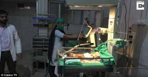 Mắc bệnh hiếm, bé trai có làn da như sáp nến