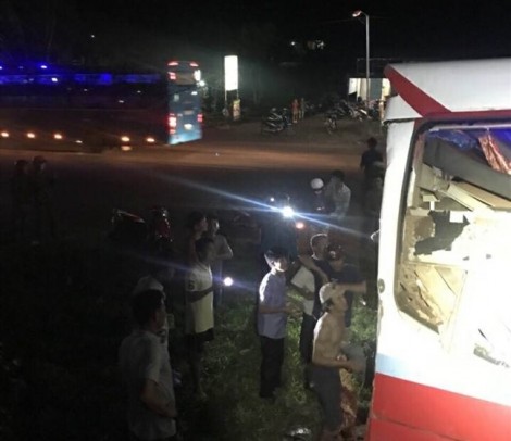 Xe container tông vào xe khách, 10 hành khách bị thương nặng