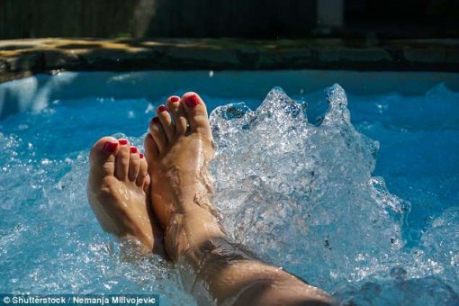 Tại sao phụ nữ thừa cân nên tắm nước nóng?