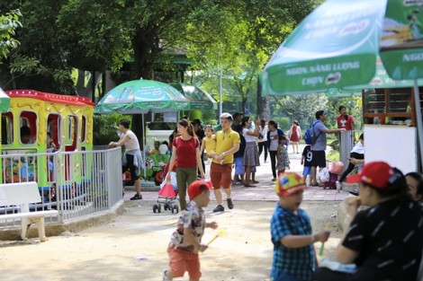 Bất chấp nắng nóng, Thảo Cầm Viên Sài Gòn vẫn đông nghịt khách ngày Quốc tế thiếu nhi