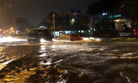 Đường Nguyễn Hữu Cảnh ngập như sông, xe chết máy dẫn bộ về nhà xuyên đêm