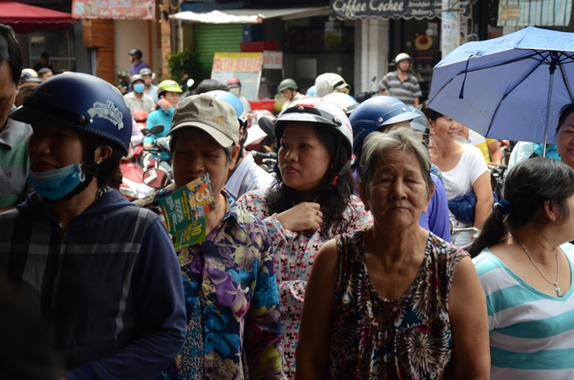 Phu huynh doi mua dua con em di thi buoi cuoi vao lop 10