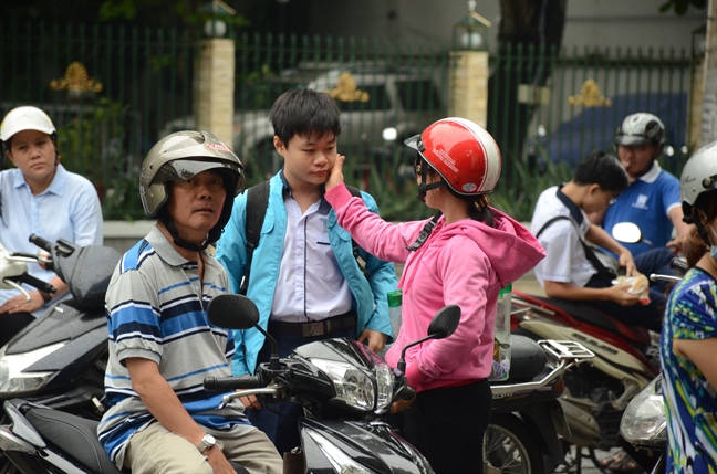 Phu huynh doi mua dua con em di thi buoi cuoi vao lop 10