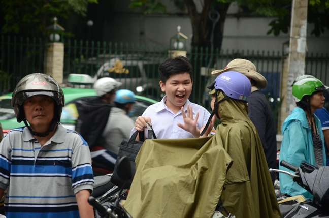 Phu huynh doi mua dua con em di thi buoi cuoi vao lop 10