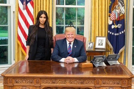 Kim Karshadian mặc suit thanh lịch gặp Tổng thống Donald Trump