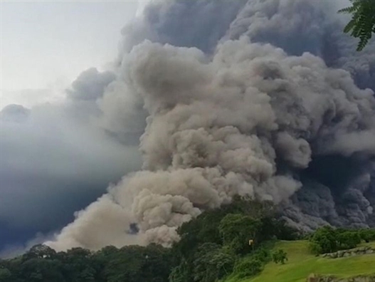 Guatemala: Nui lua Fuego thuc giac, nguoi dan trang dem chay thoat than