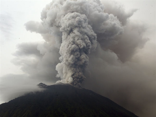 Guatemala: Nui lua Fuego thuc giac, nguoi dan trang dem chay thoat than