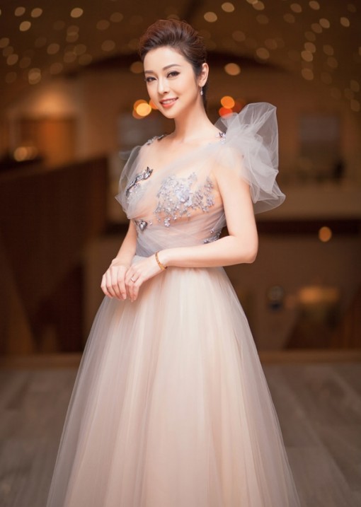 Jennifer Phạm, Nhã Phương mặc đẹp gợi cảm nhất tuần