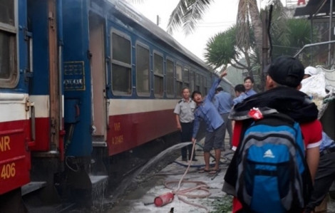 Hàng trăm hành khách hốt hoảng tháo chạy khi tàu hỏa bốc cháy