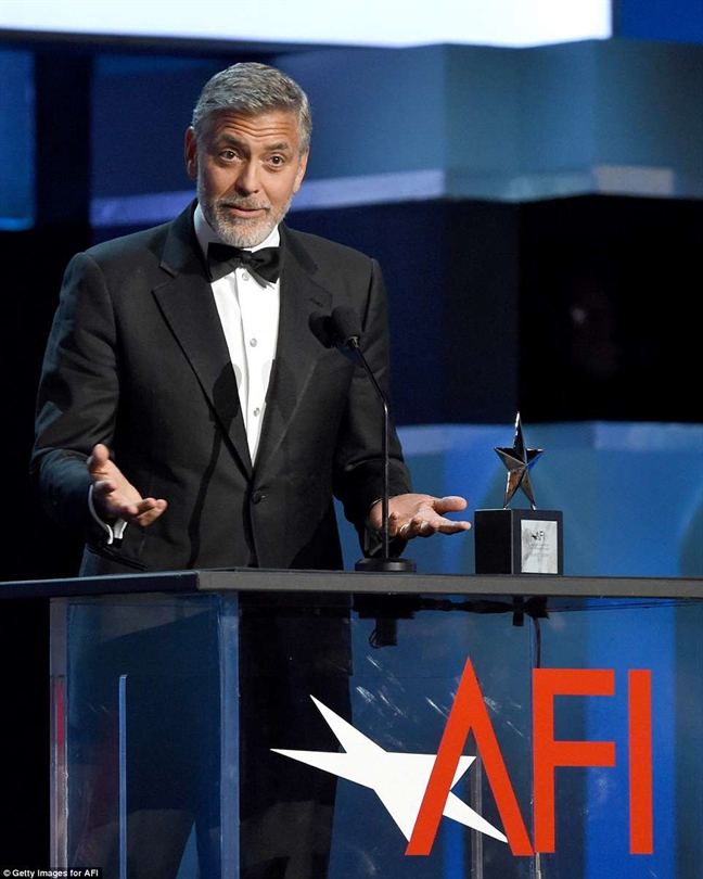 Tai tu George Clooney duoc ba xa hon say dam khi nhan giai 'Thanh tuu tron doi'