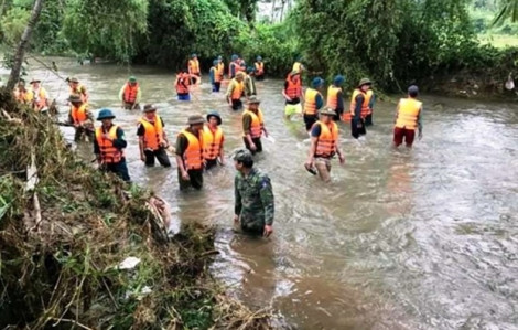 Hơn 200 người tìm kiếm hai học sinh đuối nước trong đêm