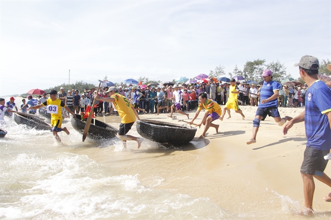 Ngu dan Hue tung bung ngay hoi cheo thuyen thung tren bien