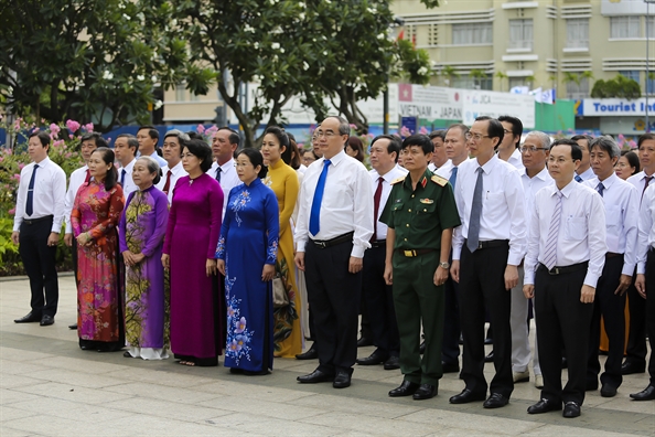 Lanh dao TP.HCM dang hoa tuong niem Chu tich Ho Chi Minh