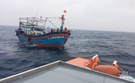Tàu cá Khánh Hòa đâm va tàu lạ, 5 ngư dân mất tích