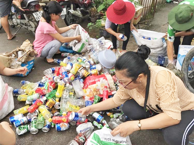 Van dong nhau trong them cay xanh, bot dung do nhua