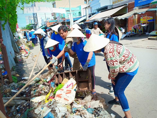 Van dong nhau trong them cay xanh, bot dung do nhua