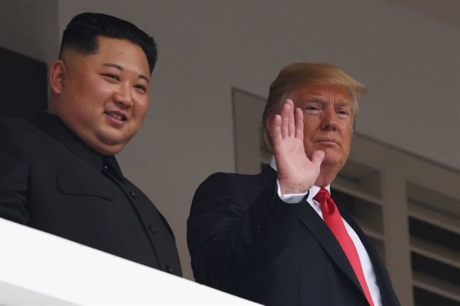 Cai bat tay 12 giay va nu cuoi than mat giua Donald Trump va Kim Jong Un
