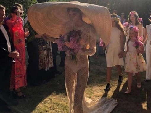 Mũ cói khổng lồ gần 10 triệu đồng khuấy đảo làng thời trang