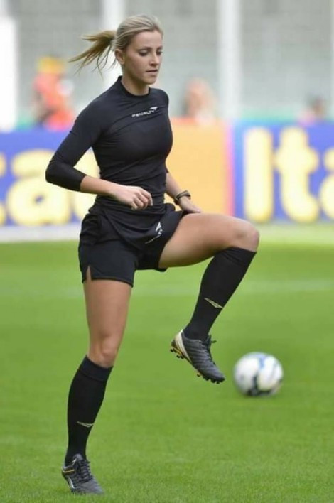 Lộ diện nữ trọng tài xinh đẹp lần đầu tiên bắt World Cup