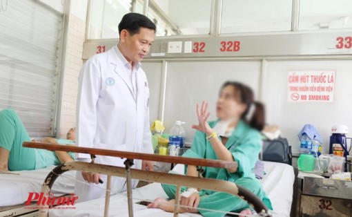 Cô gái trong vụ cháy chung cư Carina nhập viện trở lại do không nói được