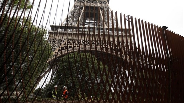 Khi Paris rao giau thap Eiffel