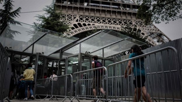 Khi Paris rao giau thap Eiffel