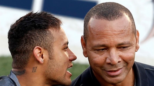 Neymar bat khoc nhu dua tre khi tham lai phong ngu thuo nho