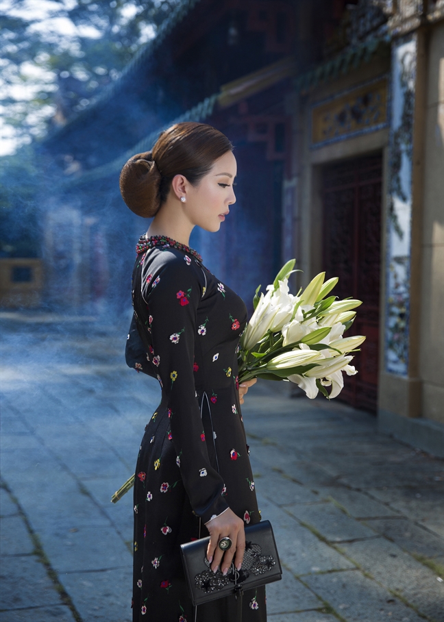 Ao dai hoa ruc ro cho quy co trong ngay he oi a