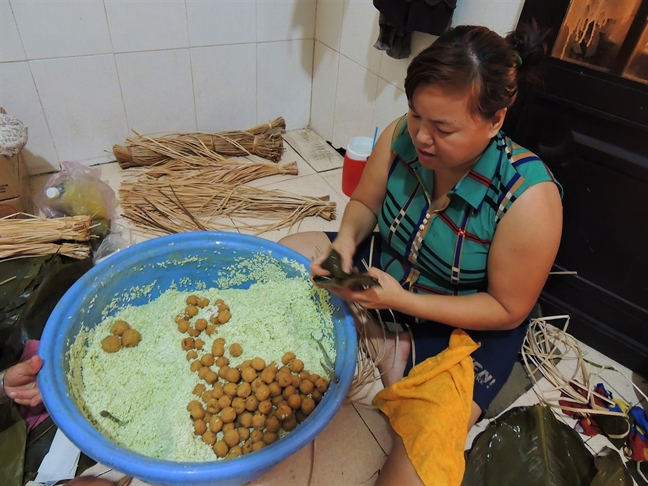 Tet Doan Ngo, hang chuc ngan chiec banh u ra doi tu lo banh tap nap nhat Sai Gon