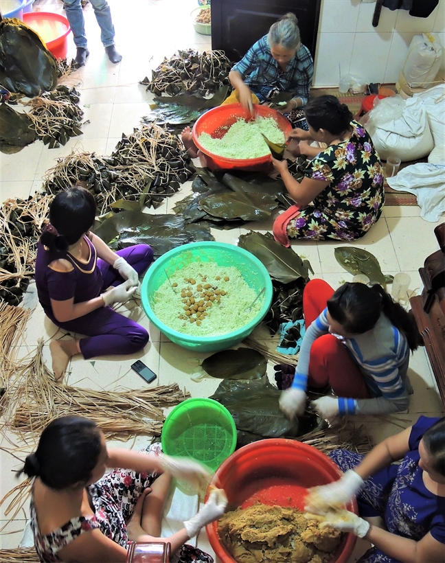 Tet Doan Ngo, hang chuc ngan chiec banh u ra doi tu lo banh tap nap nhat Sai Gon