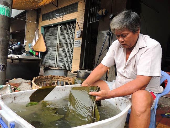 Tet Doan Ngo, hang chuc ngan chiec banh u ra doi tu lo banh tap nap nhat Sai Gon