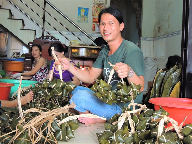 Tet Doan Ngo, hang chuc ngan chiec banh u ra doi tu lo banh tap nap nhat Sai Gon