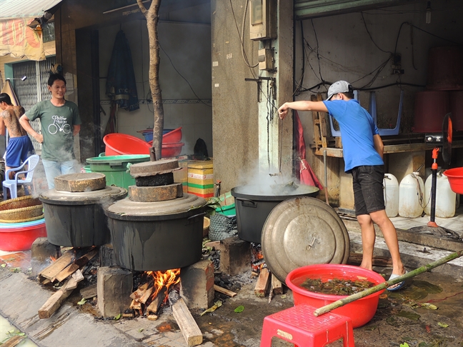 Tet Doan Ngo, hang chuc ngan chiec banh u ra doi tu lo banh tap nap nhat Sai Gon